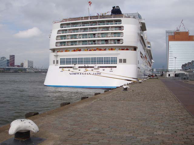 Cruiseschip ms Norwegian Jade aan de Cruise Terminal Rotterdam